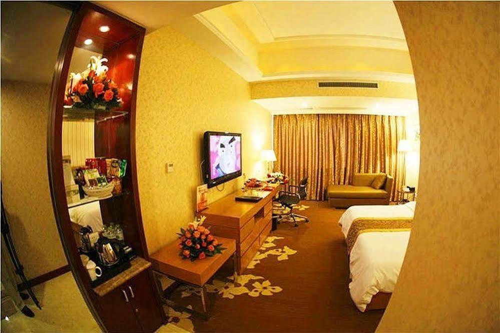 New Beacon Runfeng International Hotel Ухань Экстерьер фото