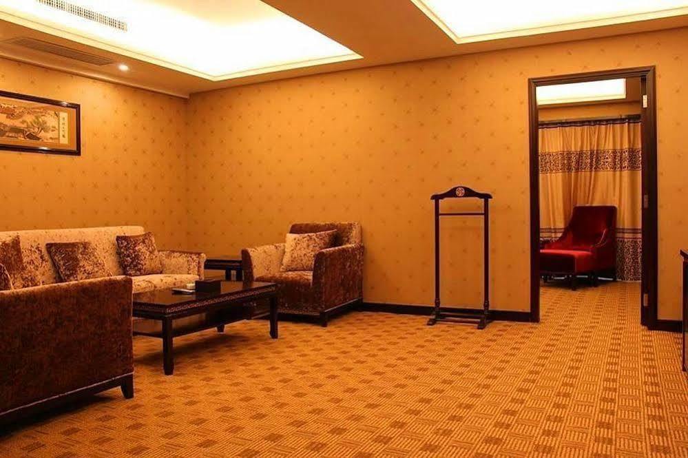 New Beacon Runfeng International Hotel Ухань Экстерьер фото