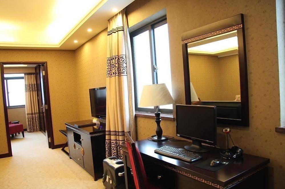 New Beacon Runfeng International Hotel Ухань Экстерьер фото