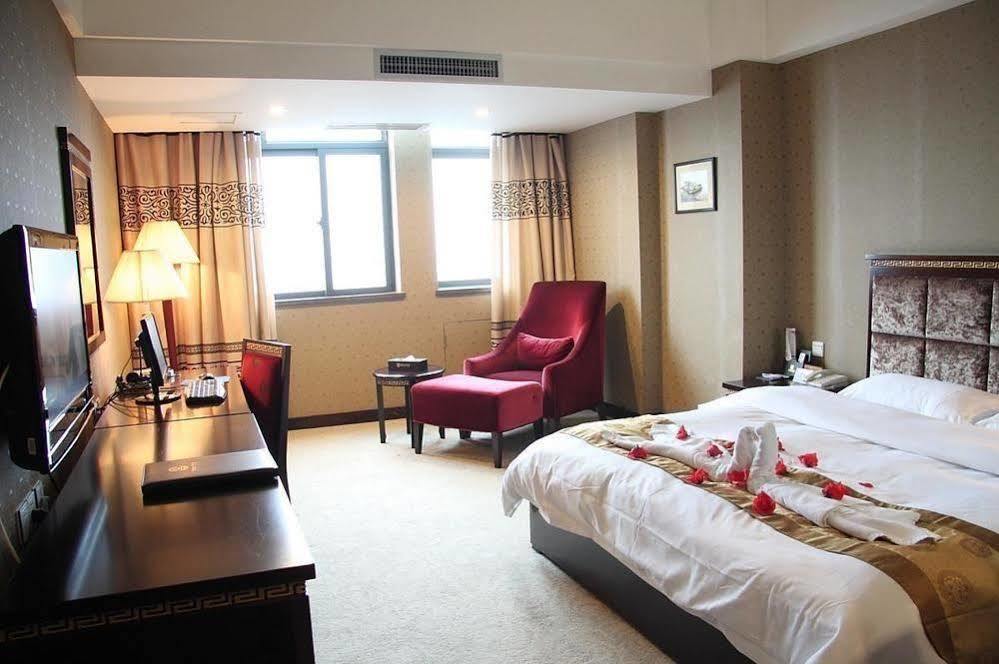 New Beacon Runfeng International Hotel Ухань Экстерьер фото