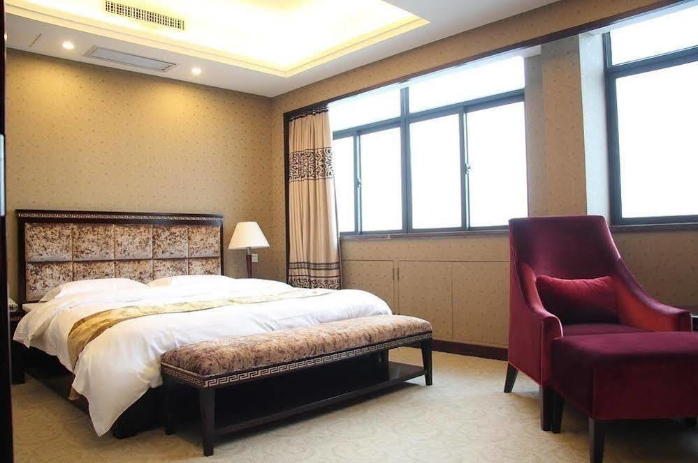 New Beacon Runfeng International Hotel Ухань Экстерьер фото